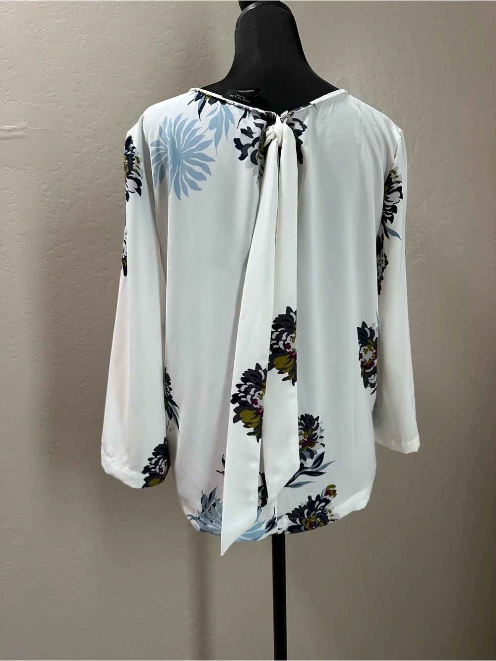 Ann Taylor Factory White Boatneck Top with Light Blue & Navy Floral Print - Picture 3 of 7